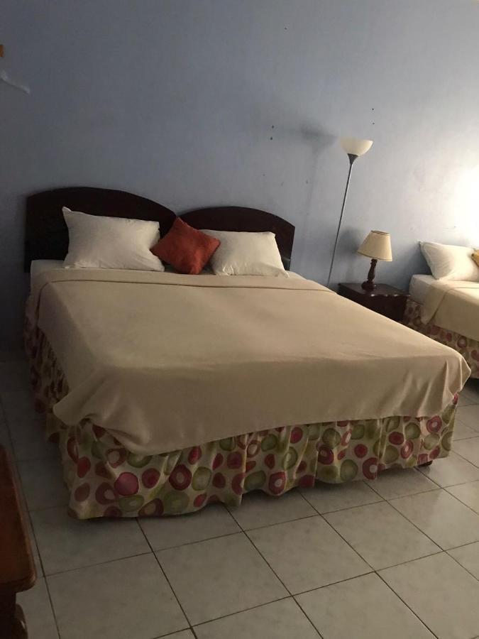 Tropical Court Hotel Montego Bay Eksteriør billede