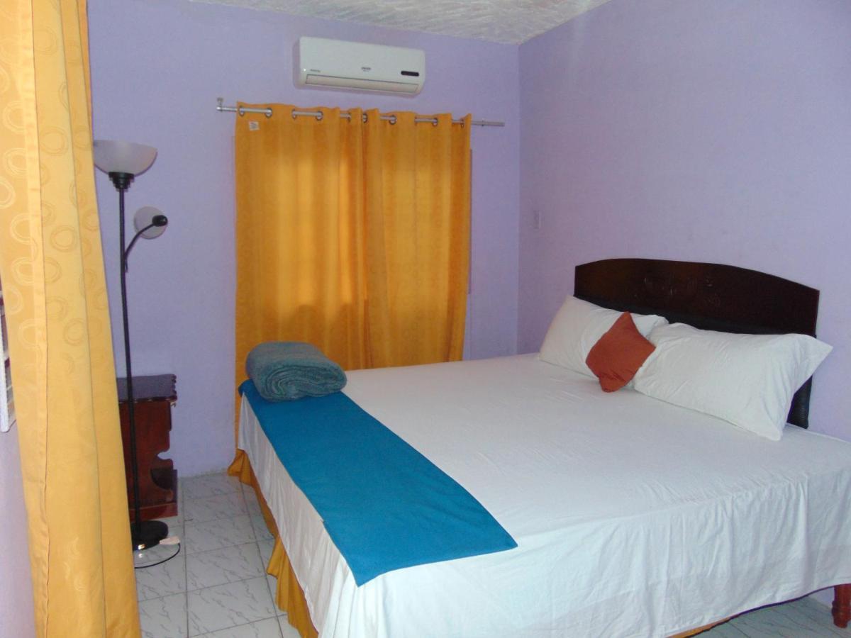 Tropical Court Hotel Montego Bay Eksteriør billede