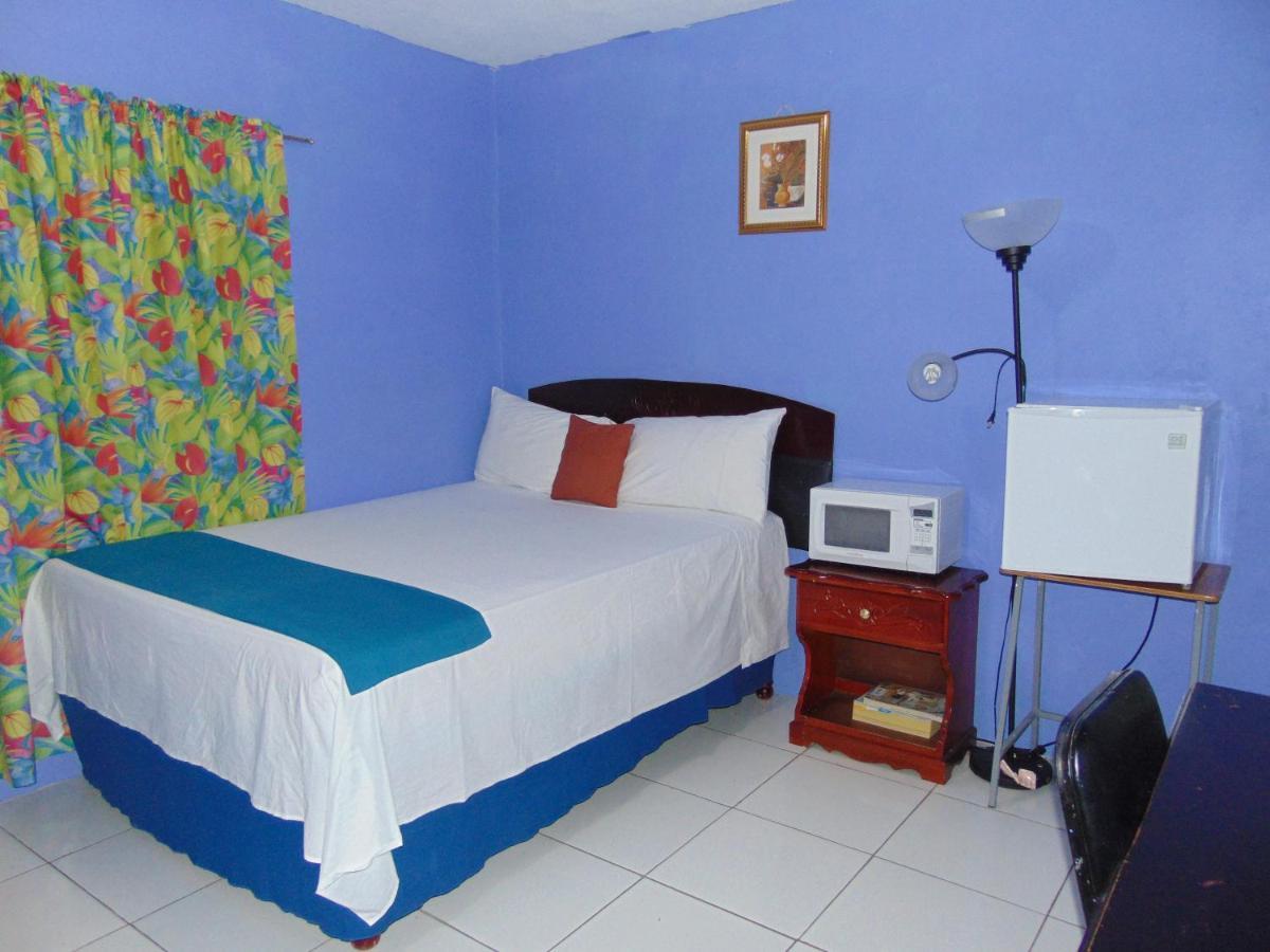 Tropical Court Hotel Montego Bay Eksteriør billede