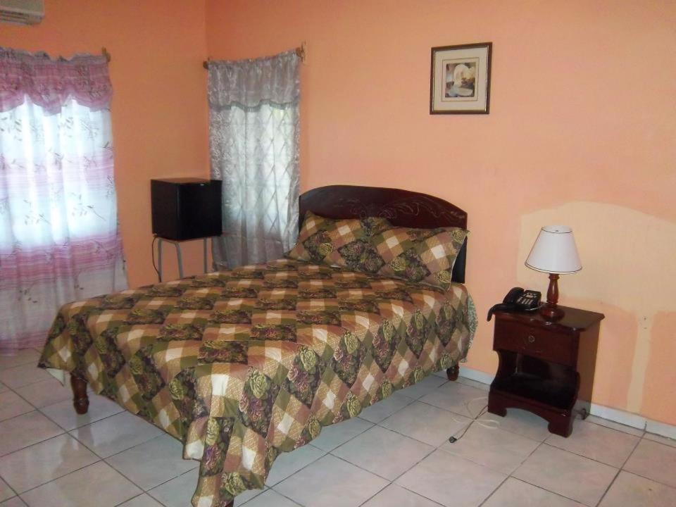 Tropical Court Hotel Montego Bay Eksteriør billede