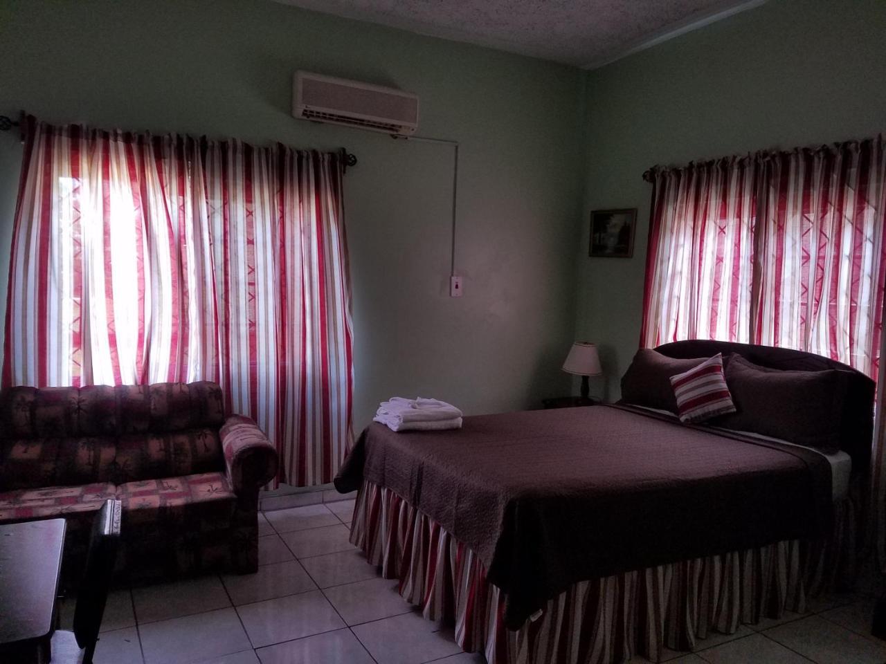 Tropical Court Hotel Montego Bay Eksteriør billede