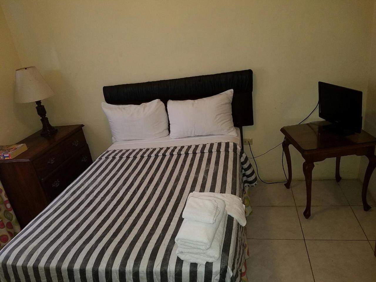 Tropical Court Hotel Montego Bay Eksteriør billede