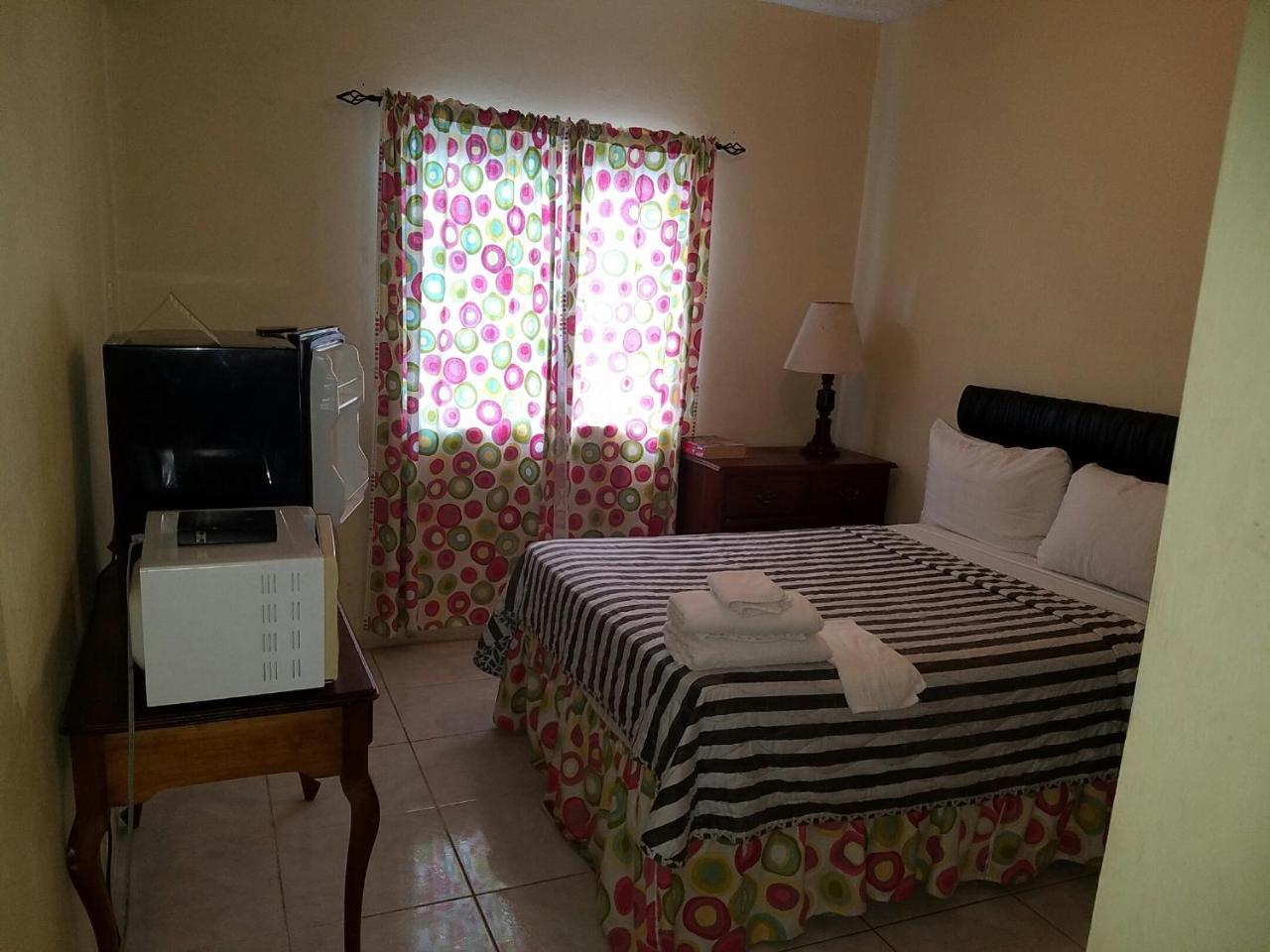 Tropical Court Hotel Montego Bay Eksteriør billede