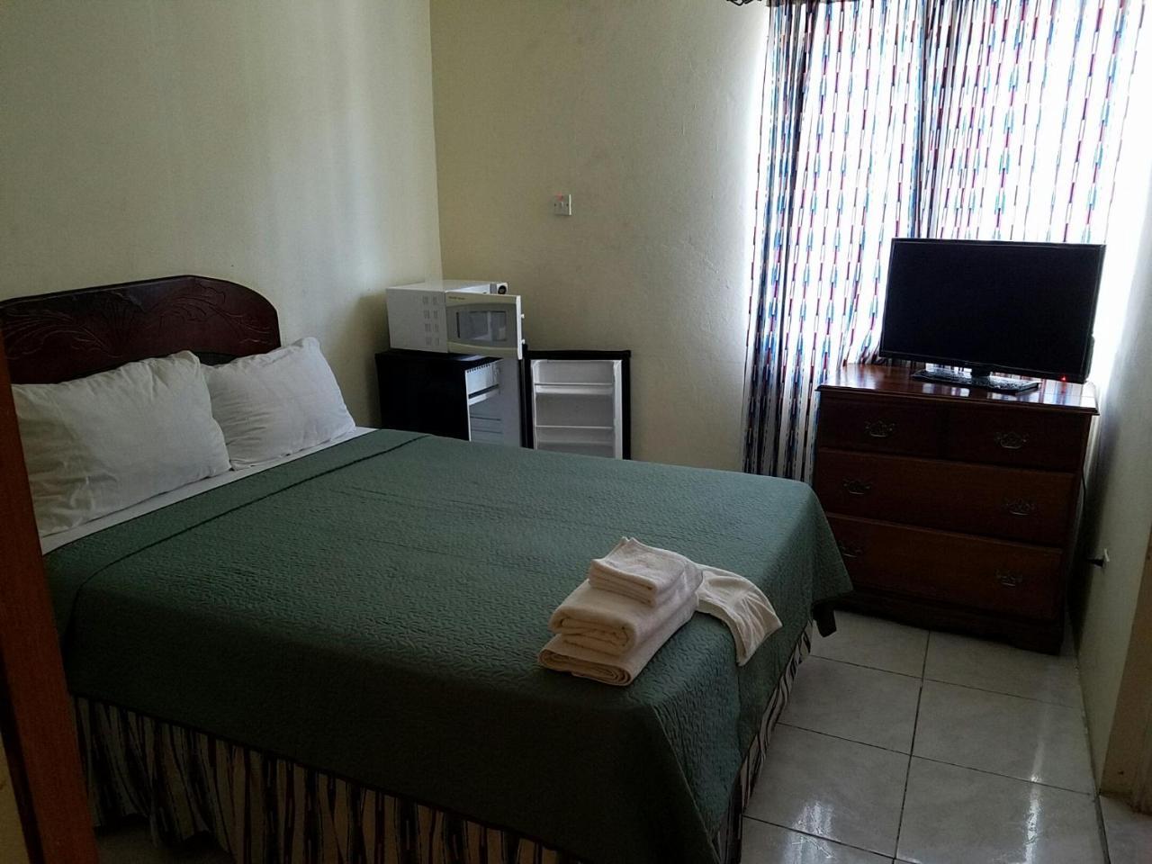 Tropical Court Hotel Montego Bay Eksteriør billede