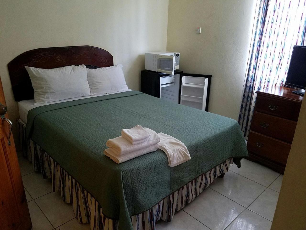Tropical Court Hotel Montego Bay Eksteriør billede
